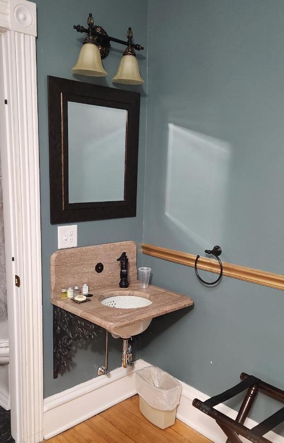 Oaklawn Inn Menomonie Εξωτερικό φωτογραφία