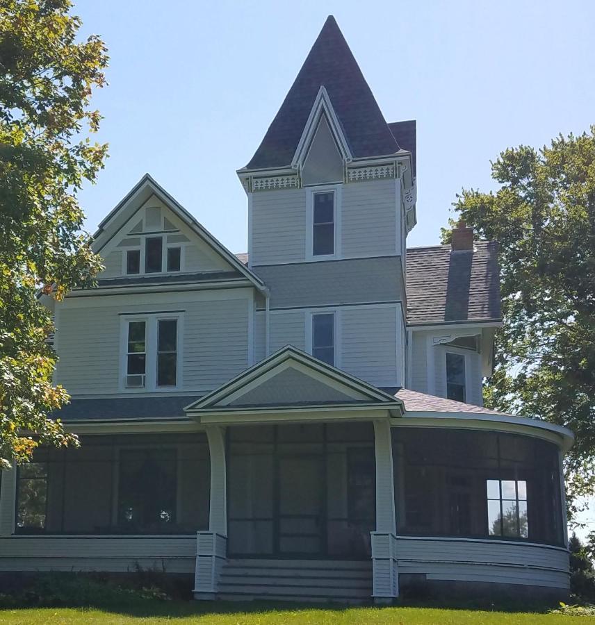 Oaklawn Inn Menomonie Εξωτερικό φωτογραφία