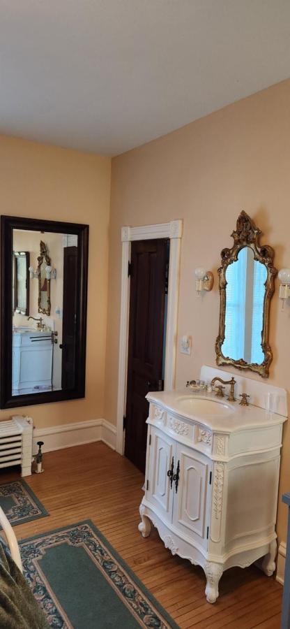 Oaklawn Inn Menomonie Εξωτερικό φωτογραφία