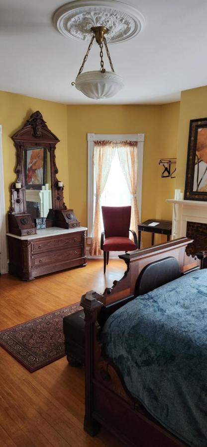 Oaklawn Inn Menomonie Εξωτερικό φωτογραφία
