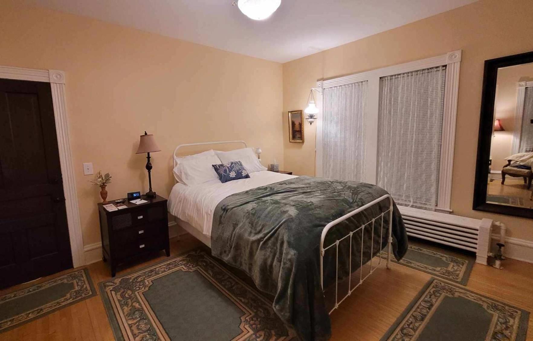 Oaklawn Inn Menomonie Εξωτερικό φωτογραφία
